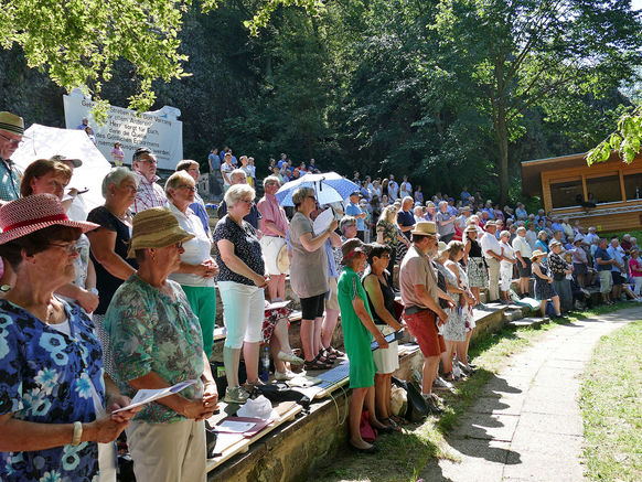 Festgottesdienst zum 1.000 Todestag des Heiligen Heimerads auf dem Hasunger Berg (Foto: Karl-Franz Thiede) Festgottesdienst zum 1.000 Todestag des Heiligen Heimerads auf dem Hasunger Berg (Foto: Karl-Franz Thiede)